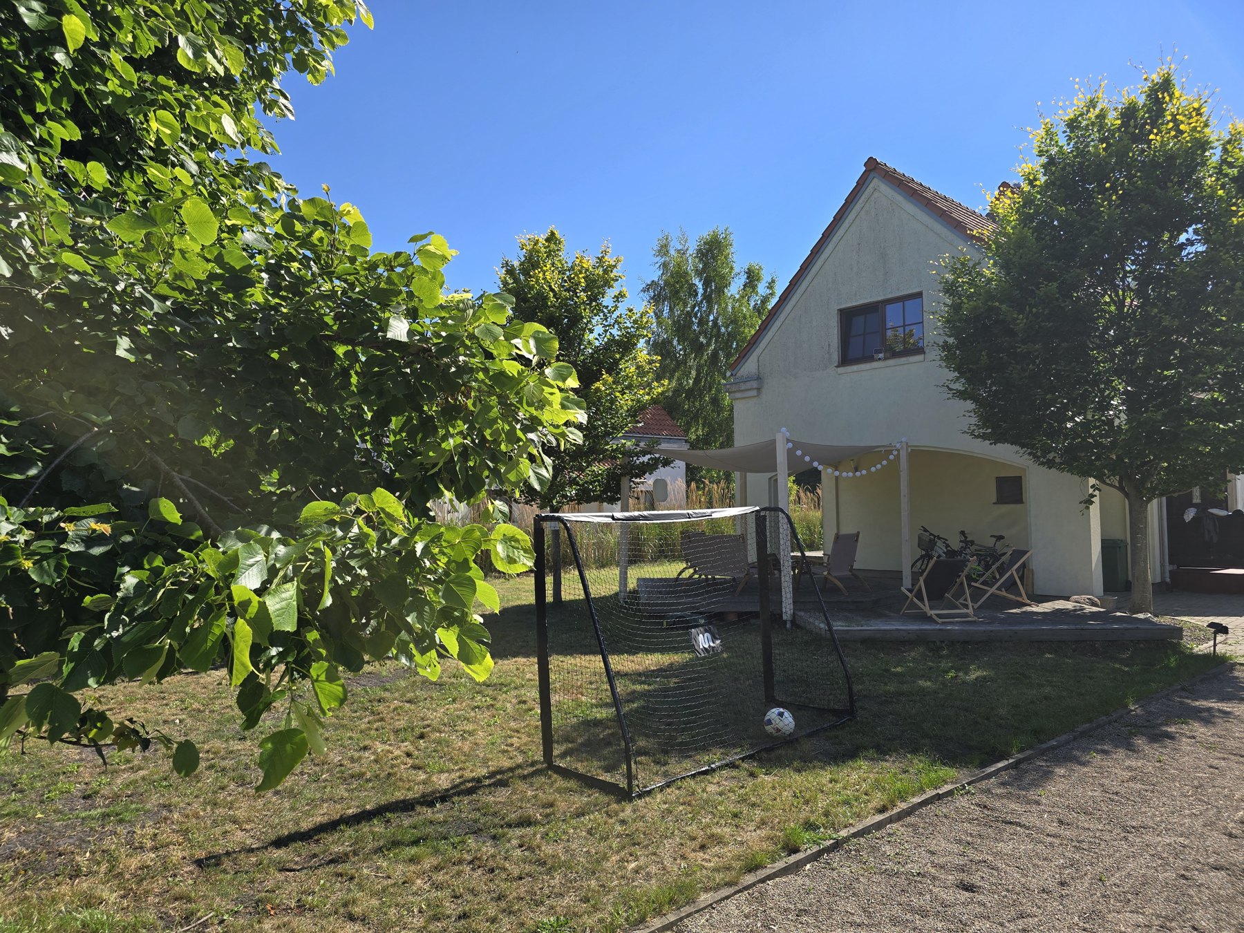 Zieleń i miejsce do odpoczynku przy domu