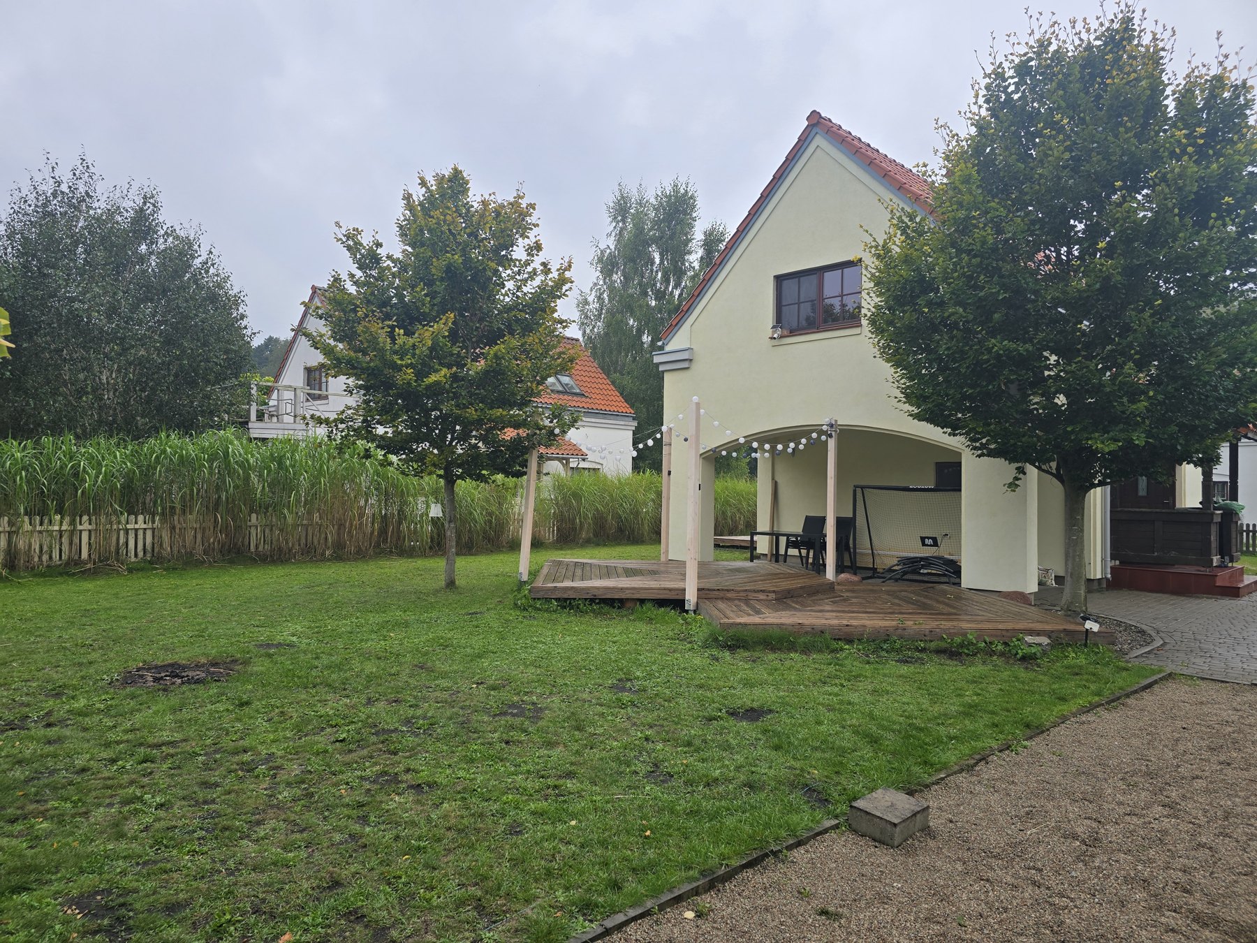 Taras otoczony zielenią