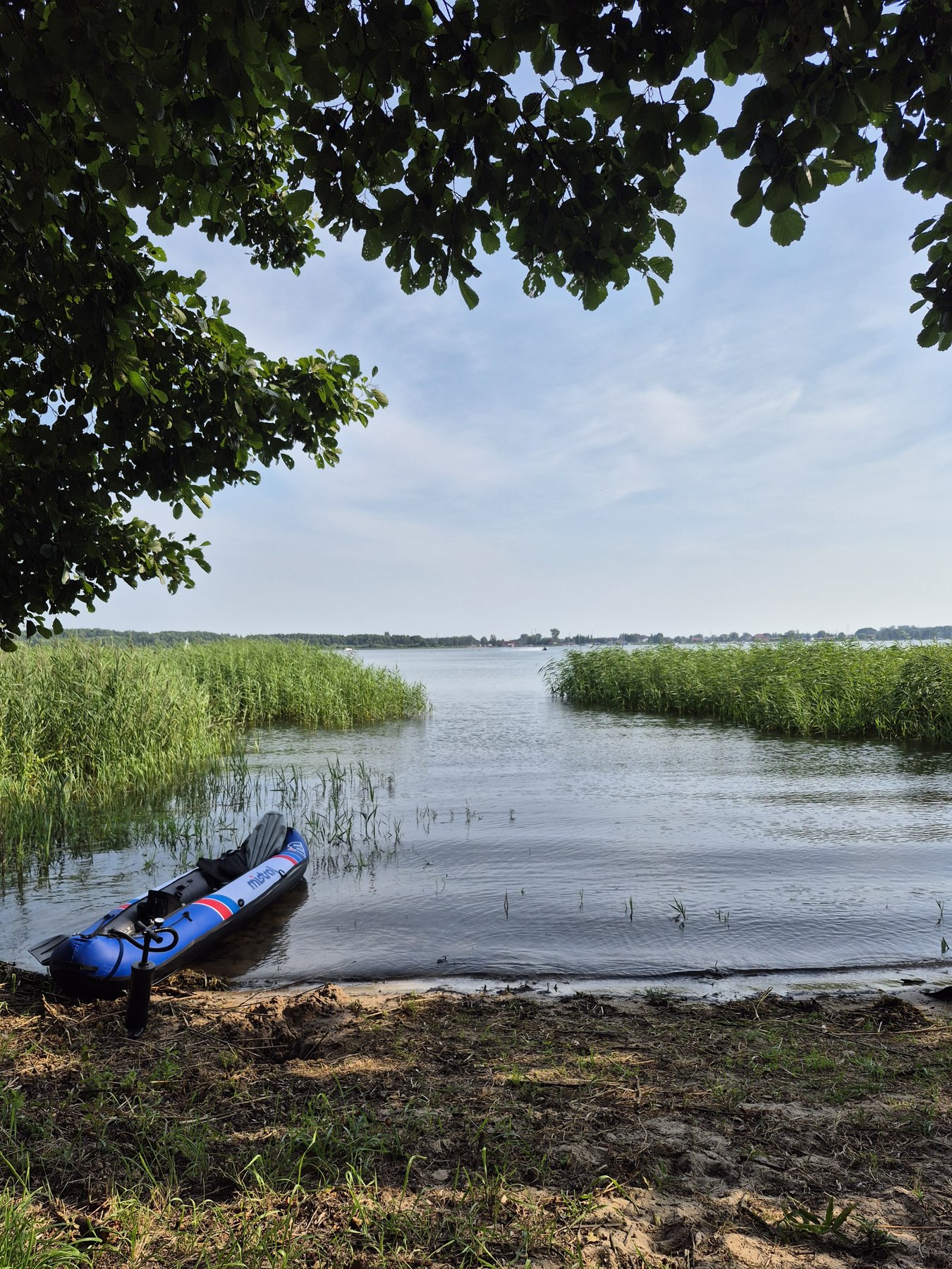 Kajak nad brzegiem mazurskiego jeziora