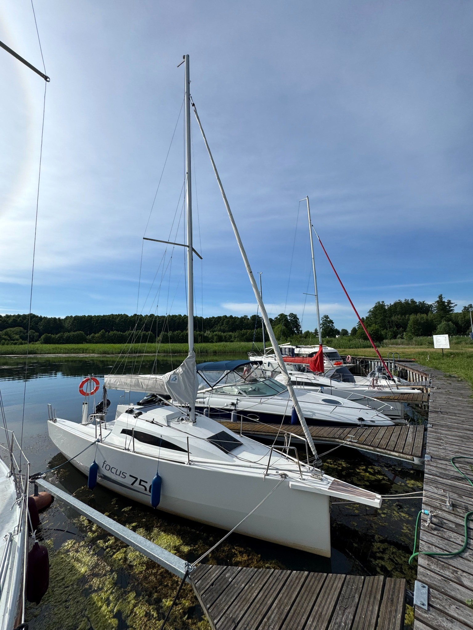 Żaglówka w mazurskiej marinie