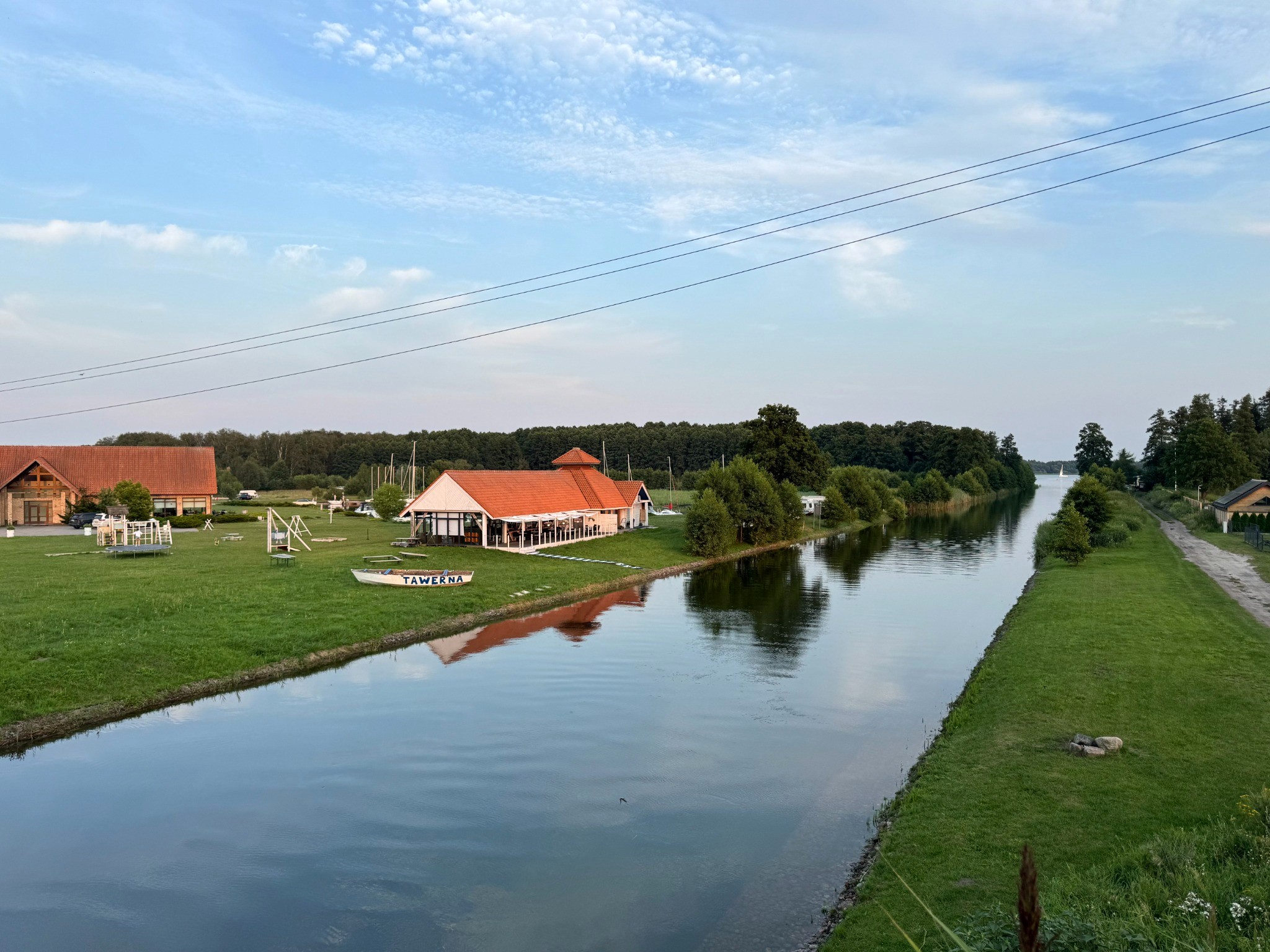 Kanał i mazurski krajobraz