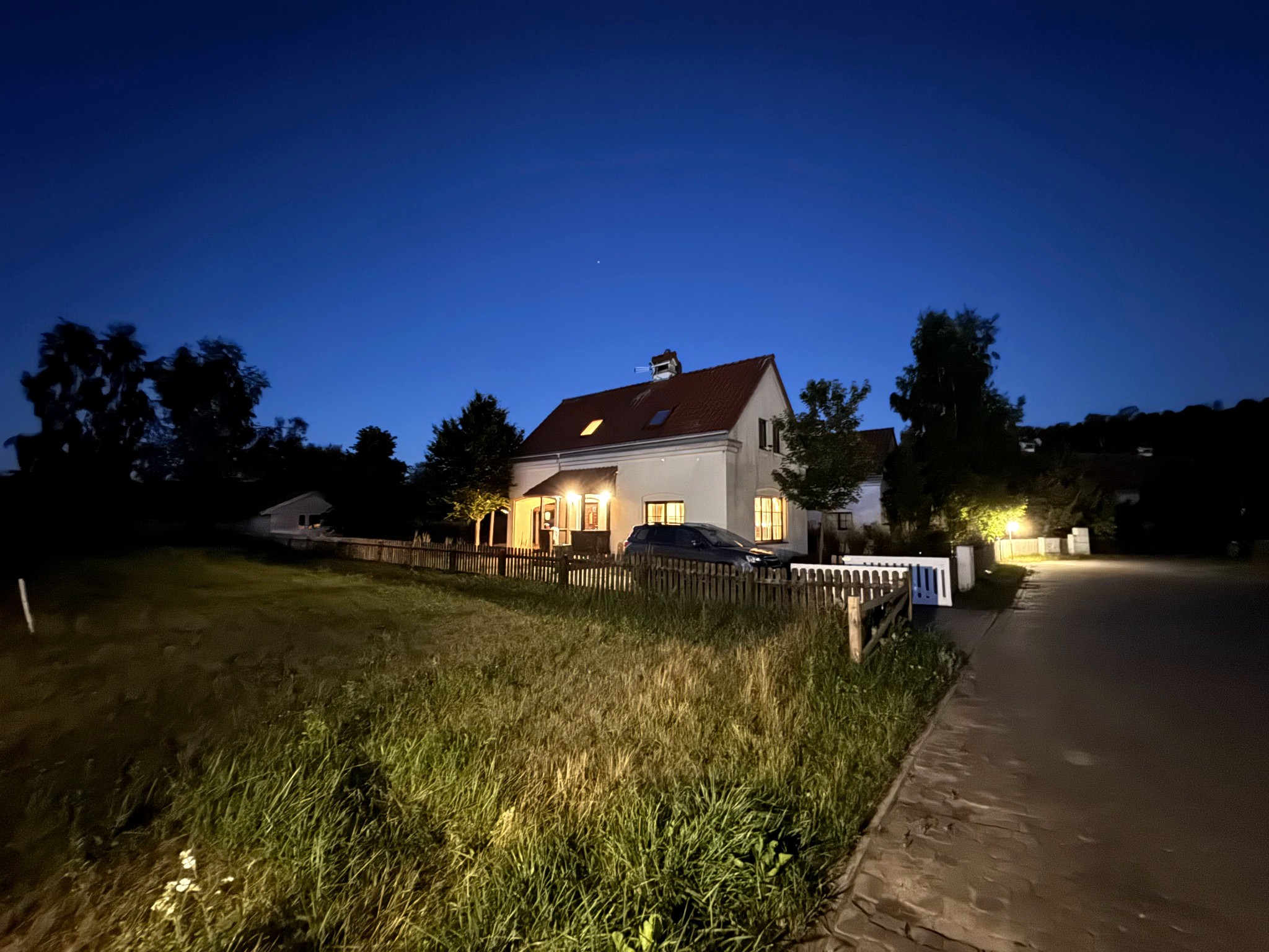 Dom od strony drogi wieczorem